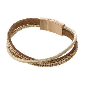 Faux leather bracelet with rhinestone accents, chain details and a magnetic closure.