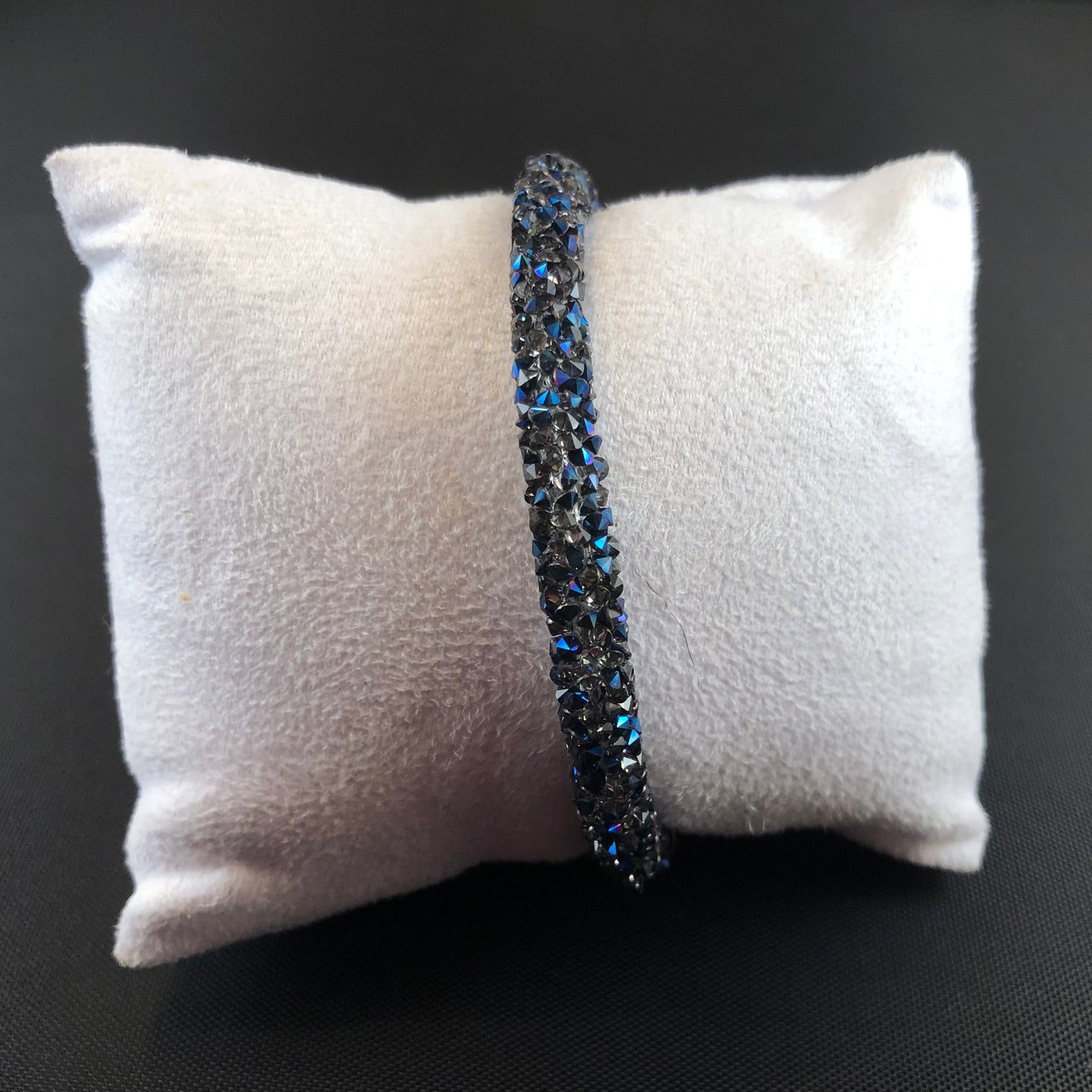 Fashionable Adjustable bracelet with druzy style stones.