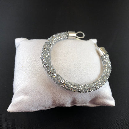 Fashionable Adjustable bracelet with druzy style stones.