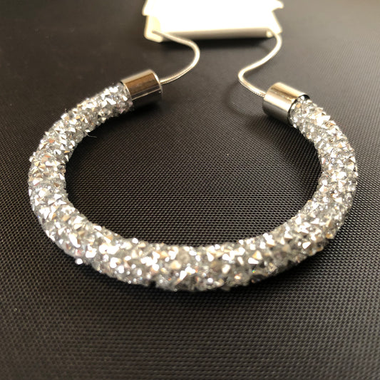 Fashionable Adjustable bracelet with druzy style stones.
