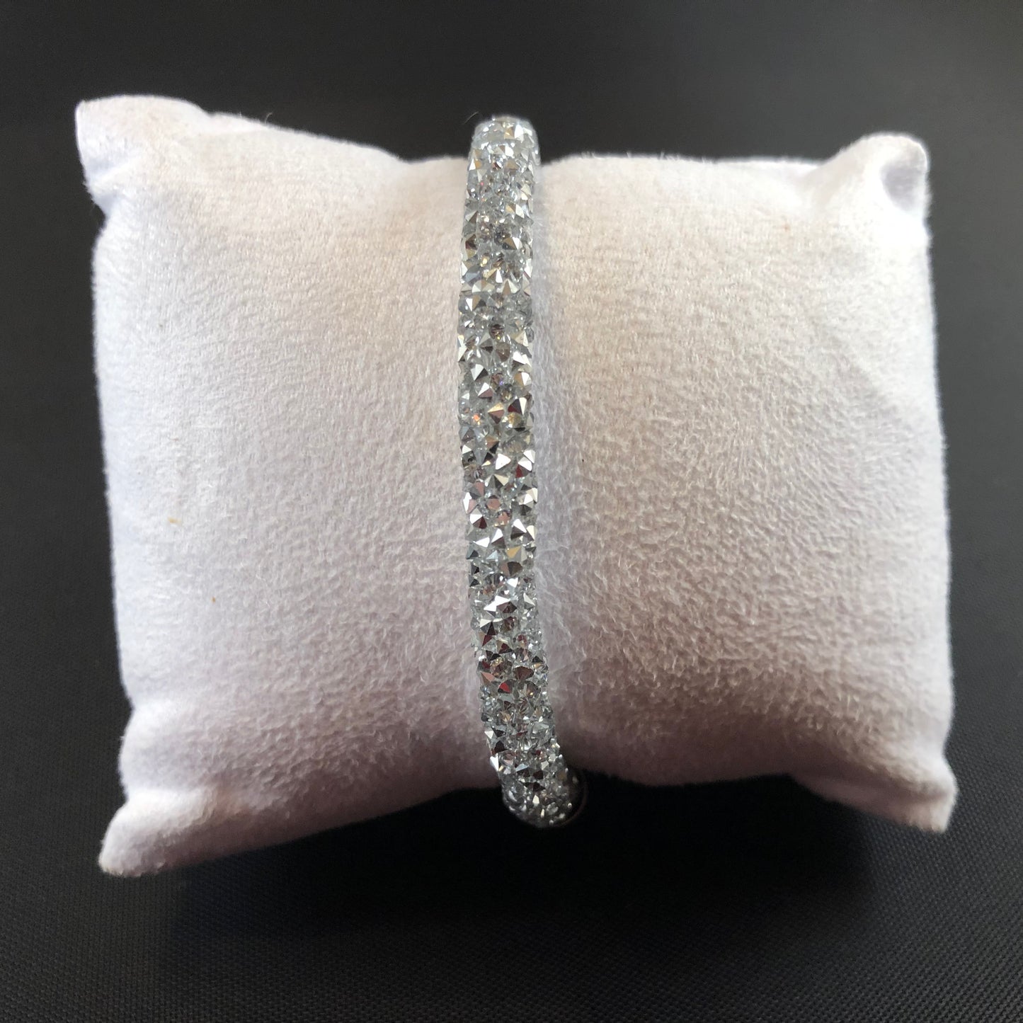 Fashionable Adjustable bracelet with druzy style stones.