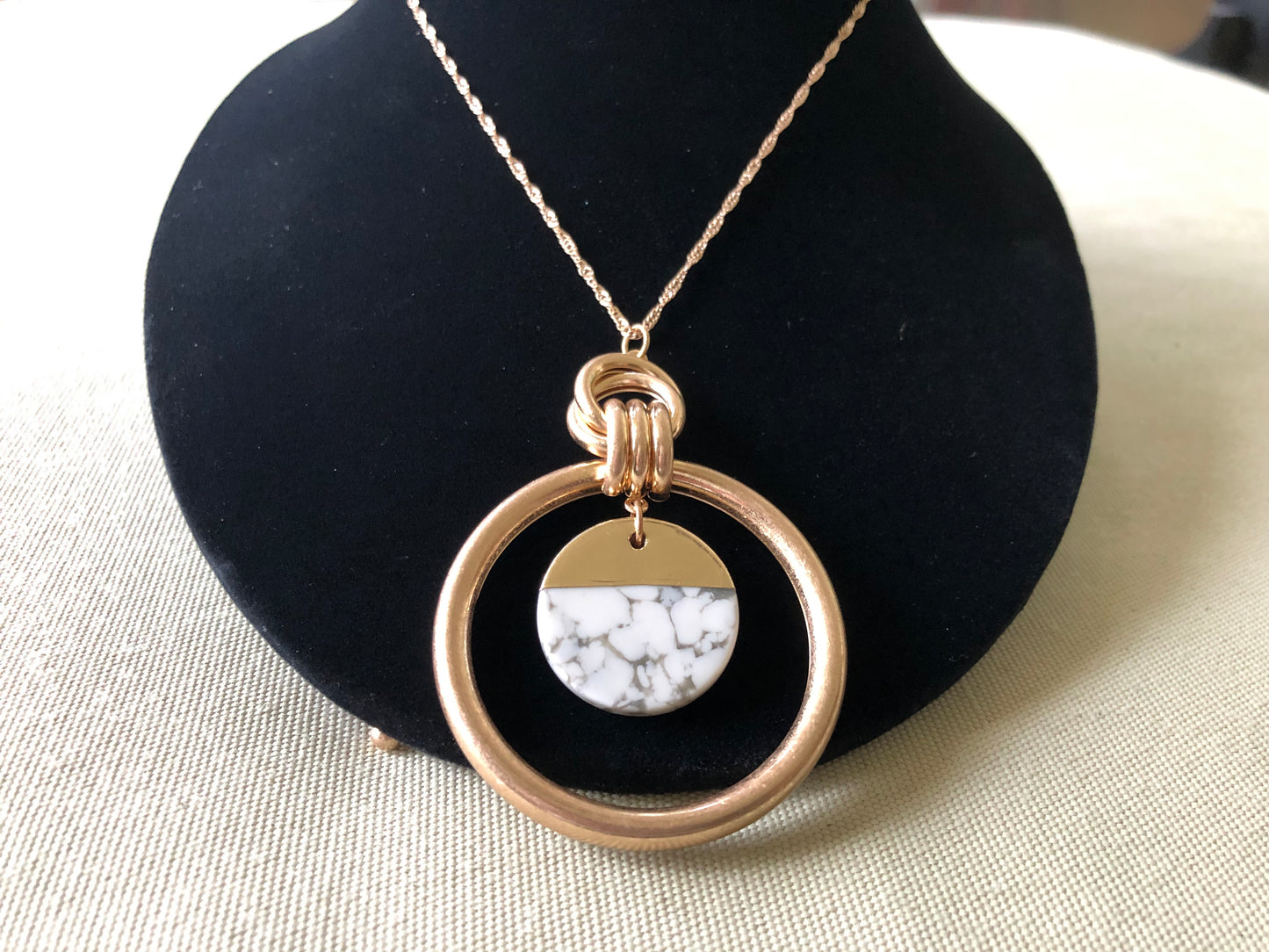 Howlite circular pendant necklace